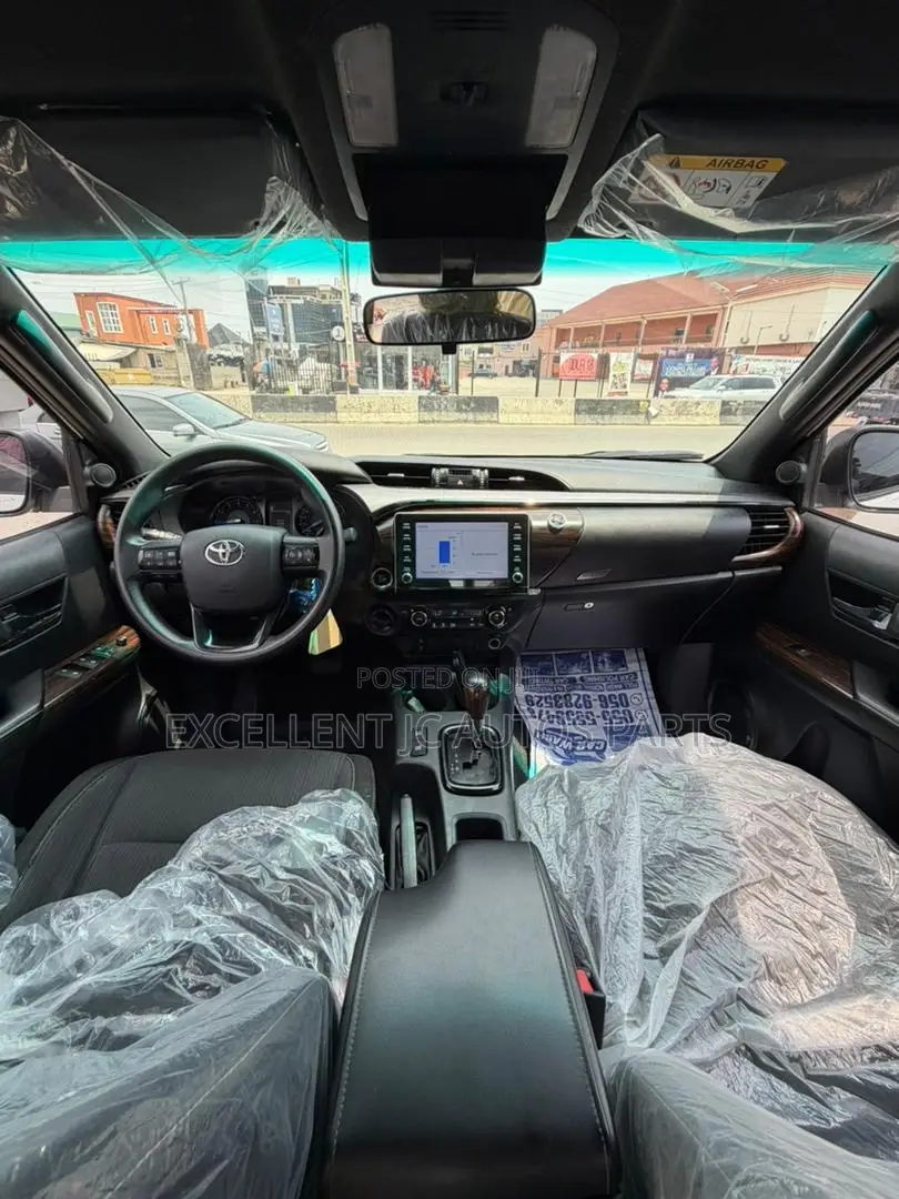 Toyota Hilux 2021 White