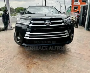 Toyota Highlander SE 4x4 V6 (3.5L 6cyl 8A) 2017 Black