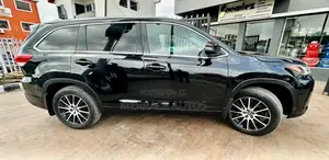 Toyota Highlander SE 4x4 V6 (3.5L 6cyl 8A) 2017 Black