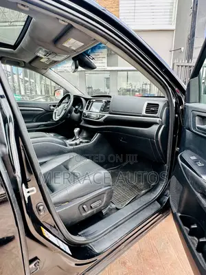 Toyota Highlander SE 4x4 V6 (3.5L 6cyl 8A) 2017 Black
