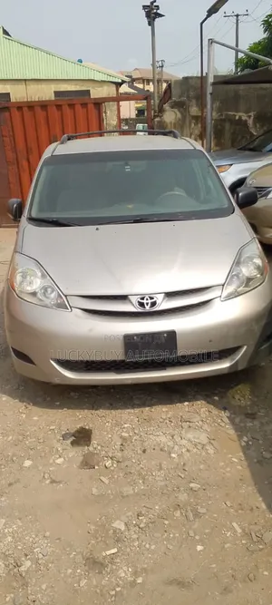 Toyota Sienna CE 8 Passenger 2010 Silver