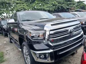 Toyota Tundra Platinum 5.7L V8 4x2 CrewMax 5.6 ft. box 145.7 in. WB