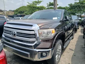 Toyota Tundra 1794 5.7L V8 4x4 CrewMax 5.6 ft. box 145.7 in. WB 2018