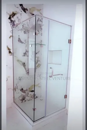 This High-Quality Shower Enclosure Is Constructed From 8mm–10mm