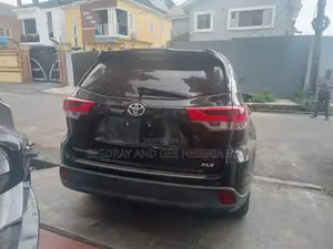Toyota Highlander XLE 4x4 V6 (3.5L 6cyl 8A) 2018 Black