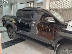 New Toyota Hilux 2025 Black