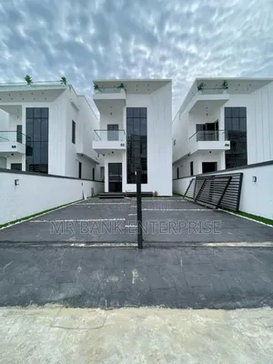 5bdrm Duplex in Chevron for sale