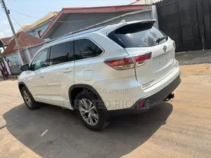Toyota Highlander XLE 4dr SUV AWD (3.5L 6cyl 6A) 2015 White