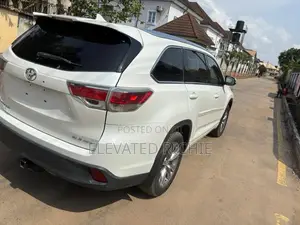 Toyota Highlander XLE 4dr SUV AWD (3.5L 6cyl 6A) 2015 White