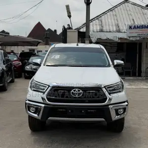 Toyota Hilux 2021 White
