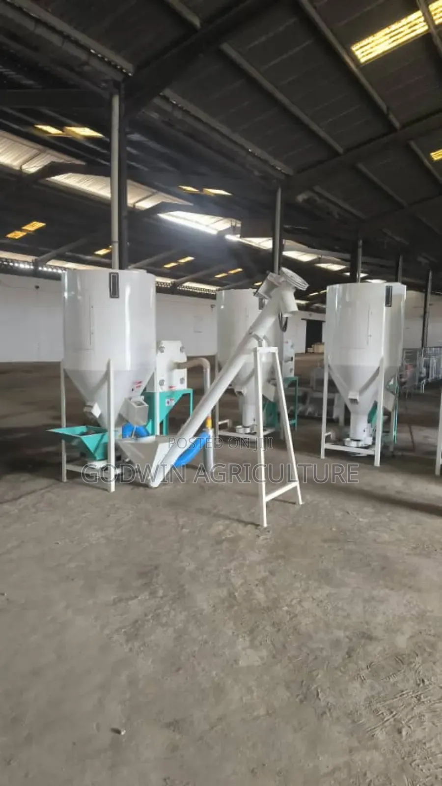 Feed Crusher/Mixer Machine With Conveyor