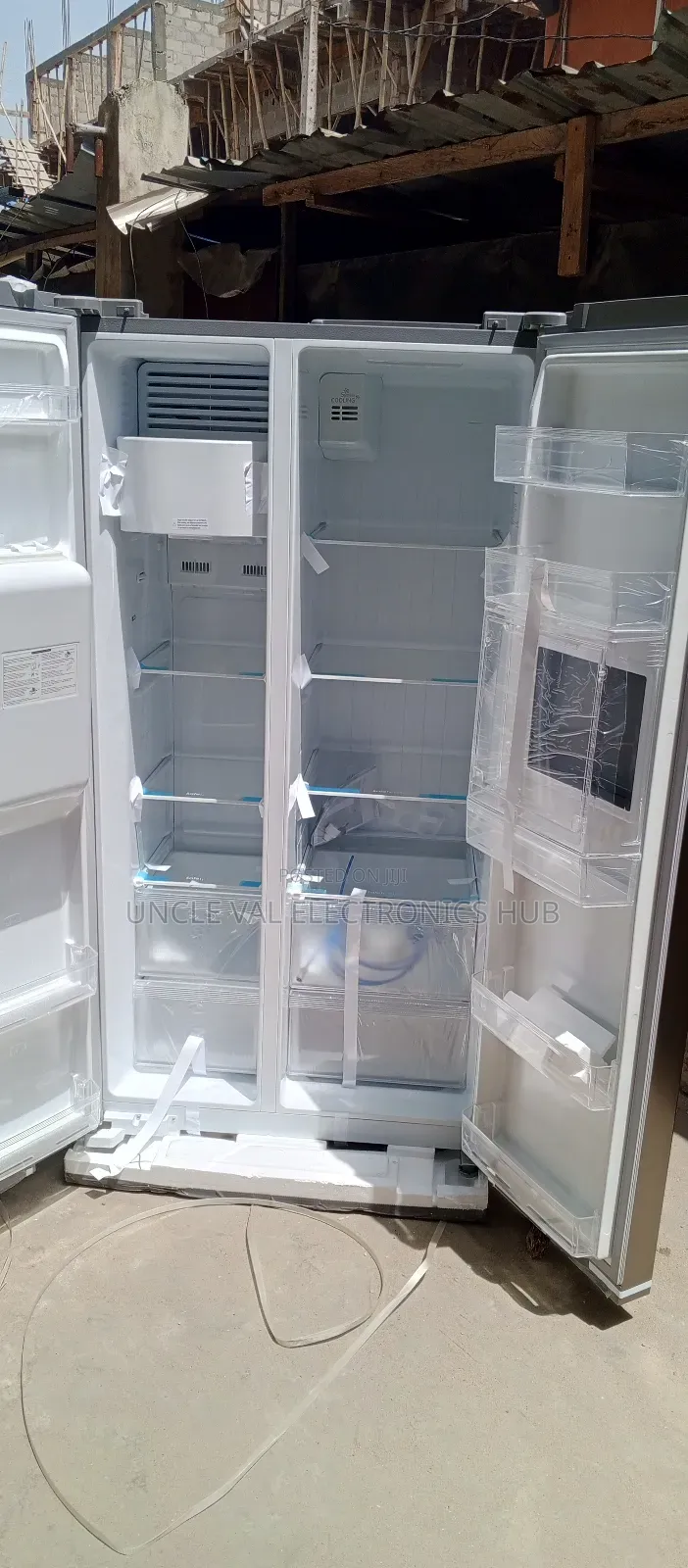 Midea SBS Fridge With Ice-Cube Maker and Dispenser