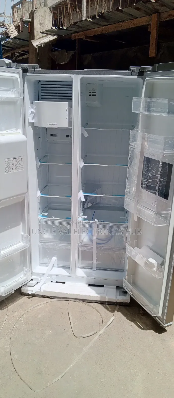 Midea SBS Fridge With Ice-Cube Maker and Dispenser