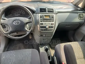 Toyota Avensis 2005 Red