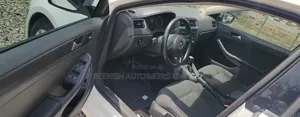 Volkswagen Jetta 4dr Sedan (2.0L 4cyl 5M) 2014 White