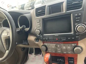Toyota Highlander Limited 2010 Gold