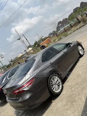 Toyota Camry XLE V6 (3.5L V6 8A) 2019 Brown