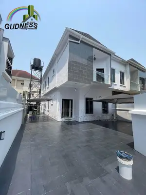 Mini Flat in Chevron for rent