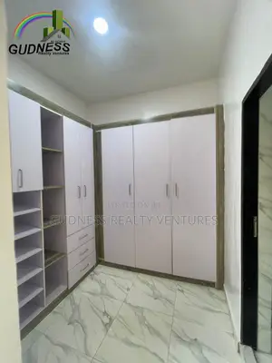 Mini Flat in Chevron for rent