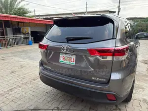 Toyota Highlander XLE V6 4x4 (3.5L 6cyl 6A) 2016 Gray