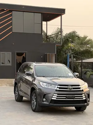Toyota Highlander XLE 4x4 V6 (3.5L 6cyl 8A) 2018