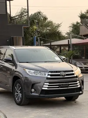 Toyota Highlander XLE 4x4 V6 (3.5L 6cyl 8A) 2018