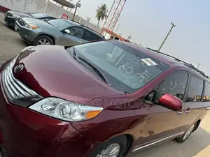 Toyota Sienna XLE 7-Passenger 4dr Minivan AWD (3.5L 6cyl 6A) 2014 Red