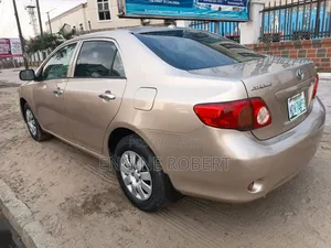 Toyota Corolla LE 4dr Sedan (1.8L 4cyl 4A) 2010 Gold