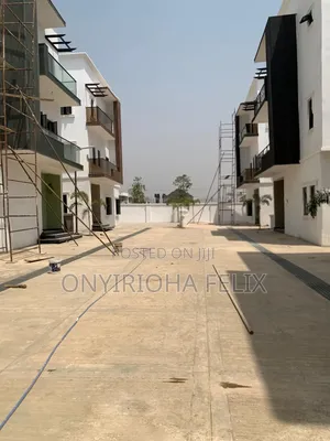 5bdrm Duplex in Jahi Gilmore for sale