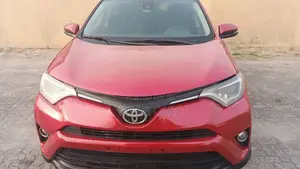 Toyota RAV4 XLE 4dr SUV (2.5L 4cyl 6A) 2018 Red