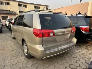 Toyota Sienna LE 2008 Gold
