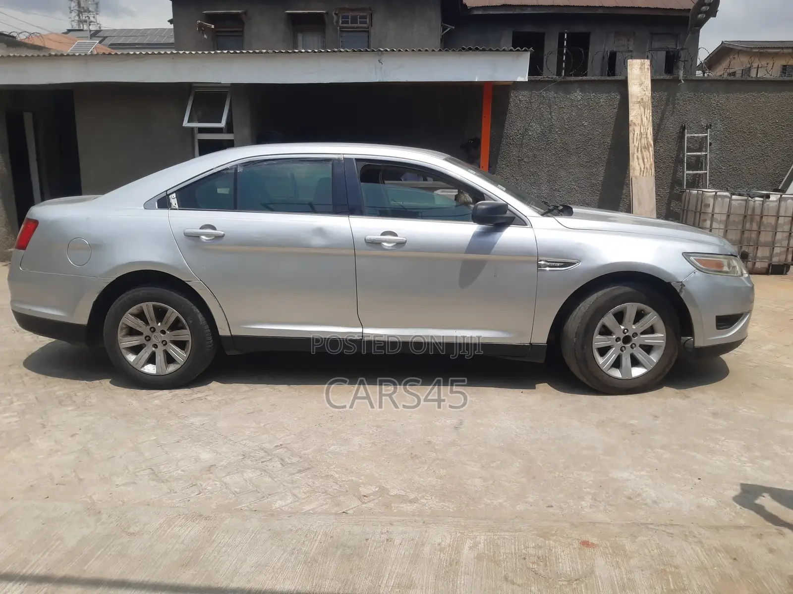 Ford Taurus 2010 Silver