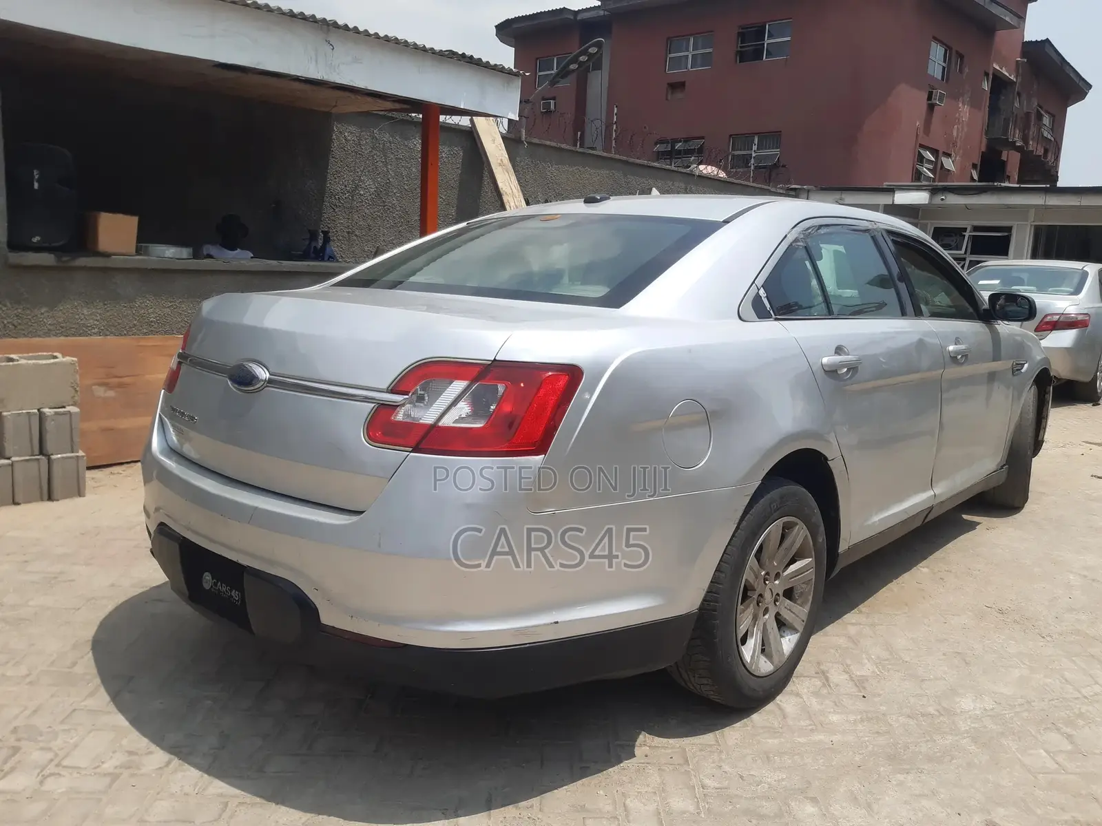 Ford Taurus 2010 Silver