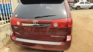 Toyota Sienna 2010 Red