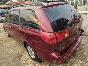 Toyota Sienna 2010 Red
