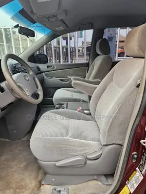Toyota Sienna 2010 Red