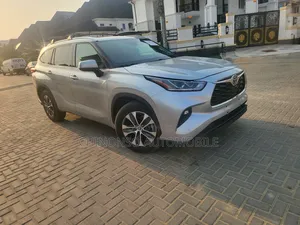 Toyota Highlander XLE 2021 Silver
