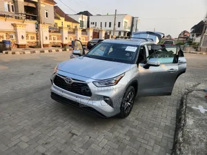 Toyota Highlander XLE 2021 Silver