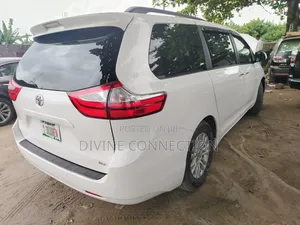Toyota Sienna XLE 7 Passenger (3.5L 6cyl 6A) 2016 White