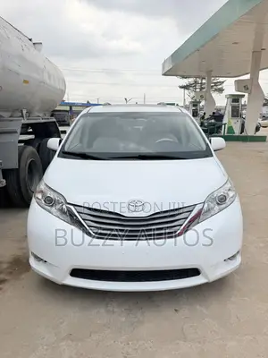 Toyota Sienna XLE 7 Passenger 2012 White