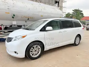 Toyota Sienna XLE 7 Passenger 2012 White