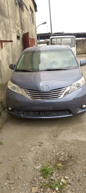 Toyota Sienna XLE 7-Passenger 4dr Minivan AWD (3.5L 6cyl 6A) 2014 Gray