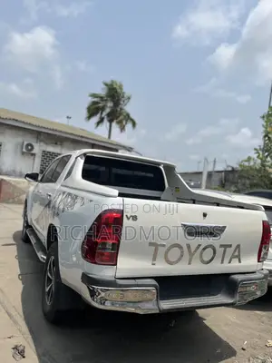 Toyota Hilux Revo Double Cab Petrol 2.7 RWD 2019 White