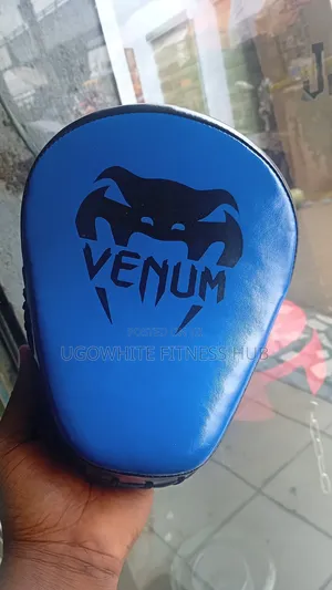 Venum Focus Mitts, for Boxing Training and Martial Arts.