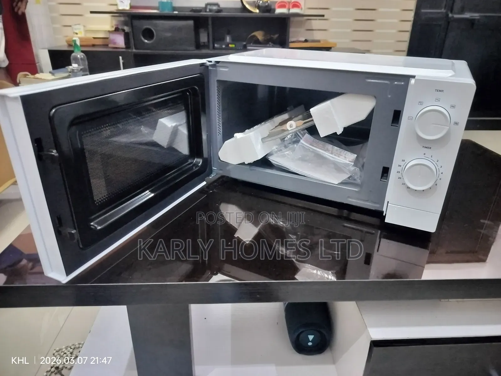 * Compact Powerful Microwave Oven*