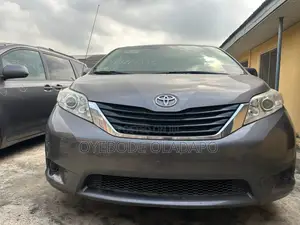 Toyota Sienna 2013 Brown