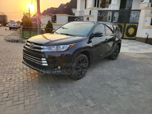 Toyota Highlander SE 4x4 V6 (3.5L 6cyl 8A) 2017 Black