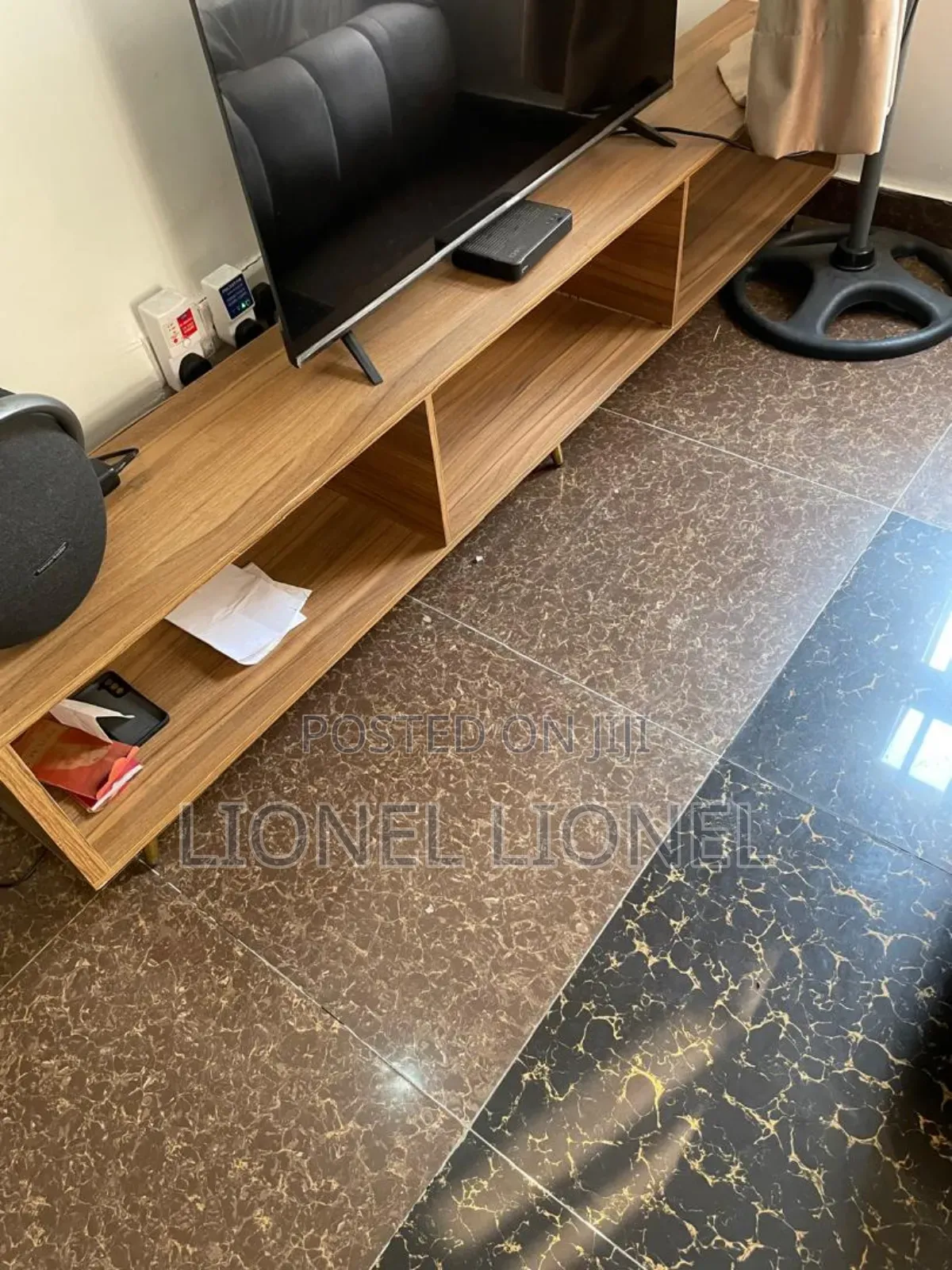 6 Fit Tv Stand