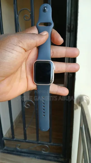 US Used Apple Watches Series 9, 6, & Series SE 2 (40mm, 41mm, 45mm)