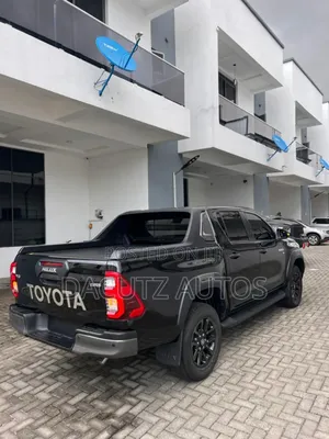 Toyota Hilux 2025 Black